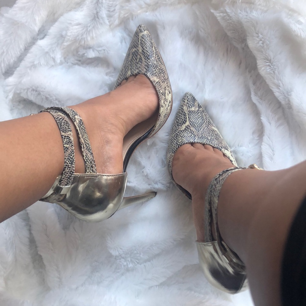 Pointed toe heels